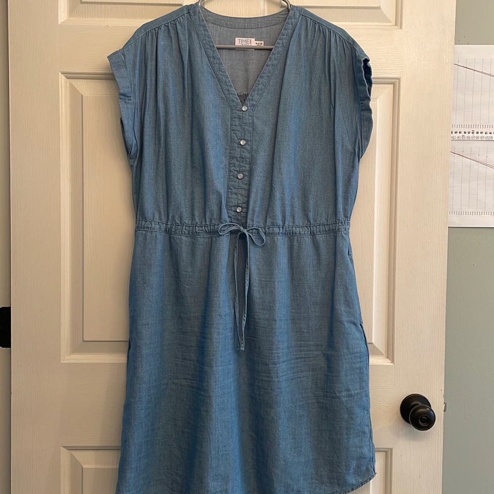 denim cinch-waist dress with pockets!
